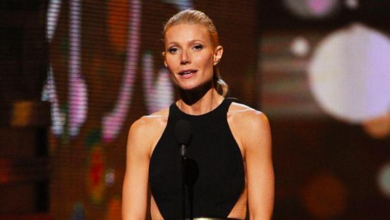 Gwyneth Paltrow no sólo acompañó a su marido, Chris Martin, de la banda Coldplay, sino que también tuvo el papel de presentadora.