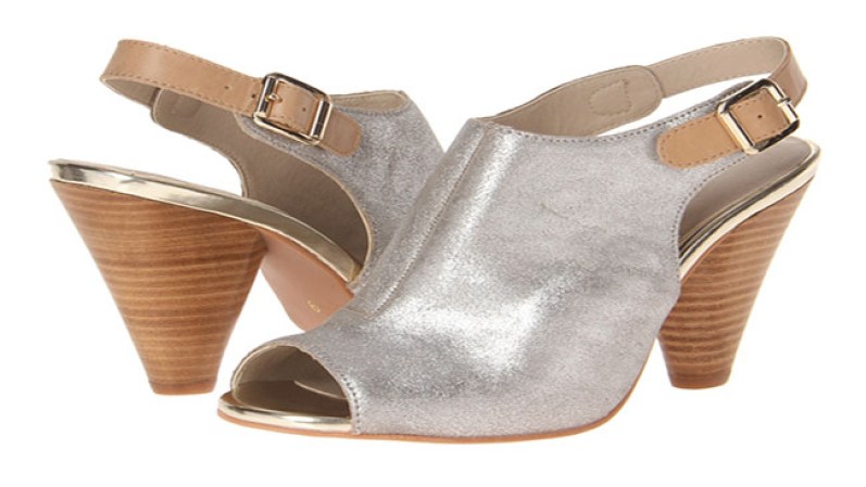 Zapatos plateados, para estar acorde con las tendencias. Encuéntralos en zappos.com, $110.