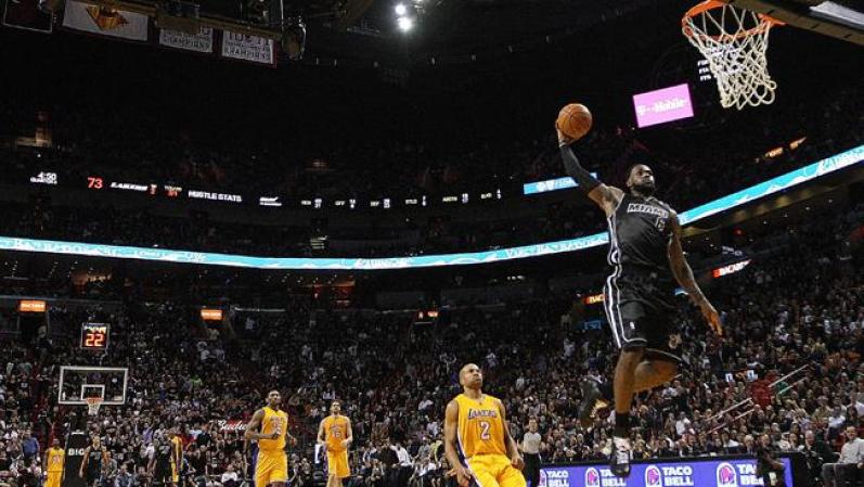 James brilló en el encuentro con Los Angeles Lakers.