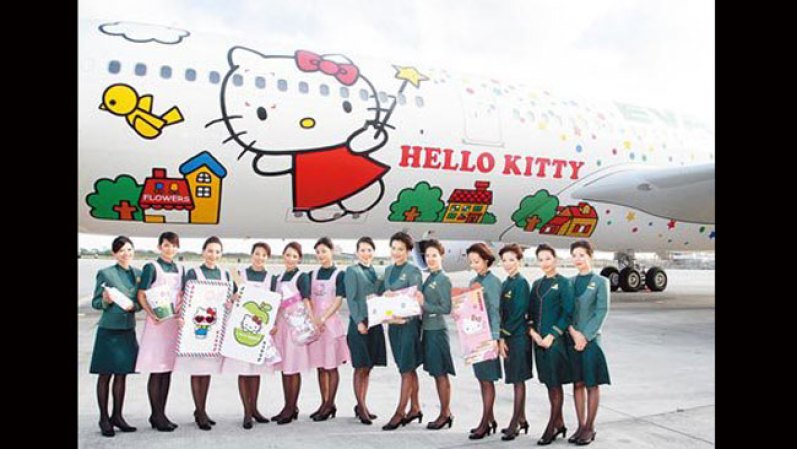 Aunque la primera generación de aviones con Hello Kitty fue lanzada en 2005, ahora tiene un relanzamiento a partir de la fusión de estas dos grandes empresas.