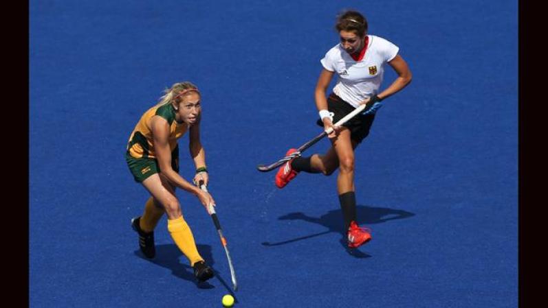 Shelley Russell de Sur Africa pasa el balón en el juego contra Alemania.