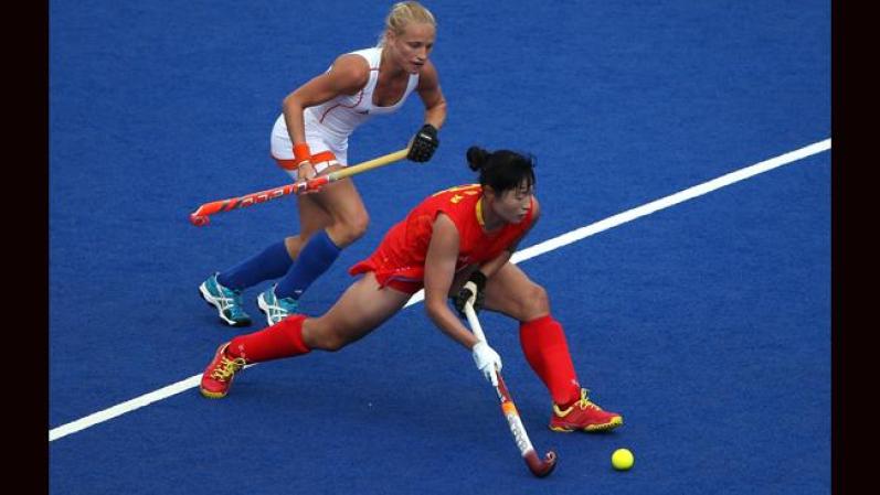 Al otro lado del mundo, en China también se juega hockey sobre césped. Sinan Sun del equipo chino, pasa el balón en el partido contra Holanda.