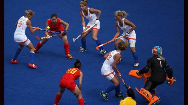 Se cree que el nombre hockey viene del francés "hoquet", que es el bastón de un pastor. En la foto: Otra escena del pardido entre China y Holanda.