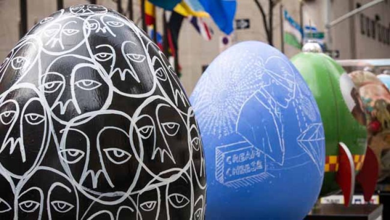 NYC celebró la pascua con 260 hueveos gigantescos en exhibición en la Plaza Rockefeller. Los huevos fueron diseñados por artistas de alrededor del mundo.