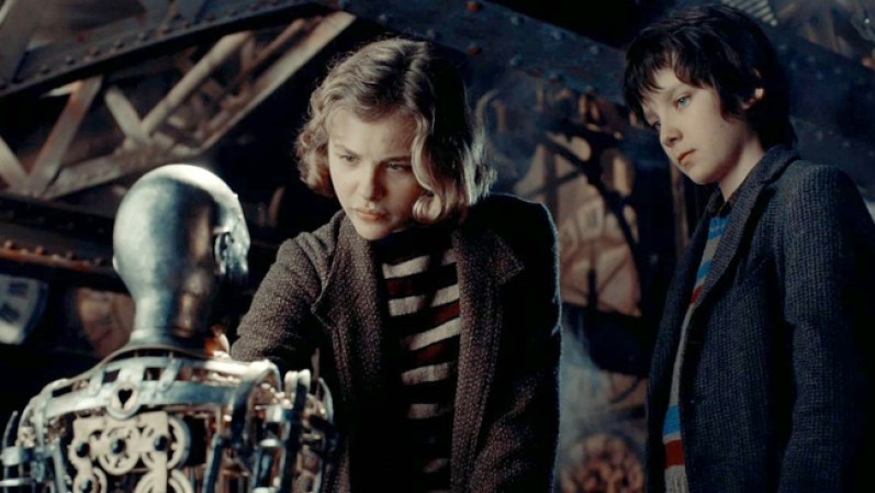 Hugo. En esta película familiar ambientada en la década de 1930, un niño huérfano lleva una vida secreta en los muros de la estación de tren en París. Tras encontrar una máquina rota y conocer a una chica excéntrica, el niño queda atrapado en una misteriosa aventura. Con las actuaciones de Asa Butterfield, Chloe Grace Moretz y Christopher Lee. En los cines el 23 de noviembre.