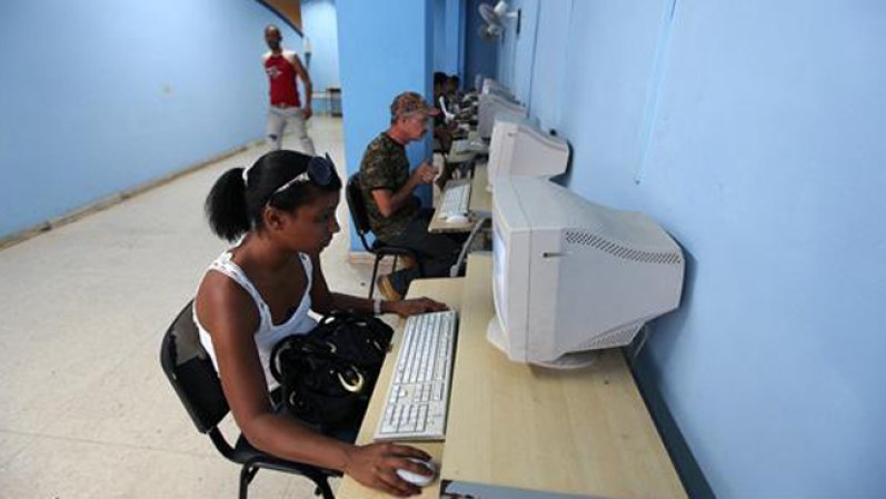 internet en cuba mayo 2013. Cuba abre 108 centros de internet a precios astronómicos