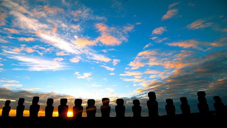 Isla de Pascua, Chile. La región es famosa por los "moai", así se les llama a las estatuas de roca volcánica gigantescas talladas entre 1250 y 1500 a.c por el pueblo “Rapanui”. Las estatuas, formaban parte del culto ancestral de los isleños.