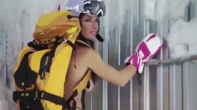 FEBRERO 14, 2014. La esquiadora libanesa Jackie Chamoun está causando polémica en los Juegos Olímpicos de Sochi por el video y las fotos en las que apareció desnuda.