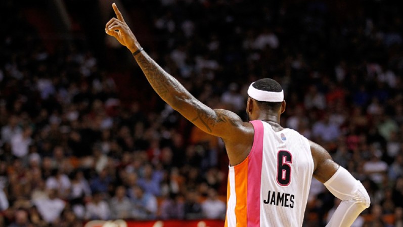 LeBron James anotó 28 puntos, mientras que Bosh se le fue al frente con 30 puntos, y ambos llevaron al Heat al triunfo pese a la baja del lesionado Dwayne Wade.