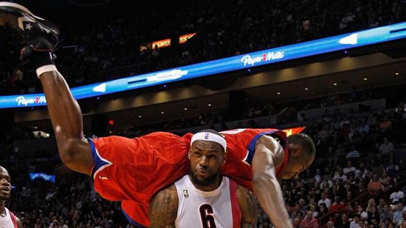 En la imagen, Elton Brand #42 de los 76ers de Filadelfia comete foul en contra de James.