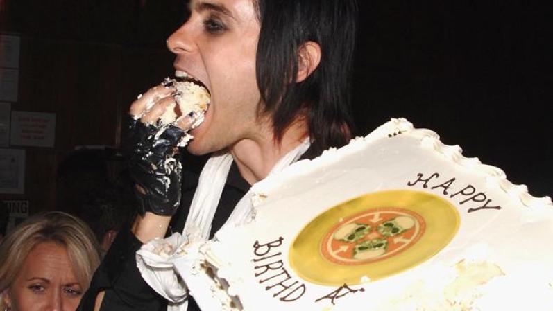 El pastel de Jared Leto debía estar buenísimo, pues no esperó a que le trajeran ni una cuchara.
