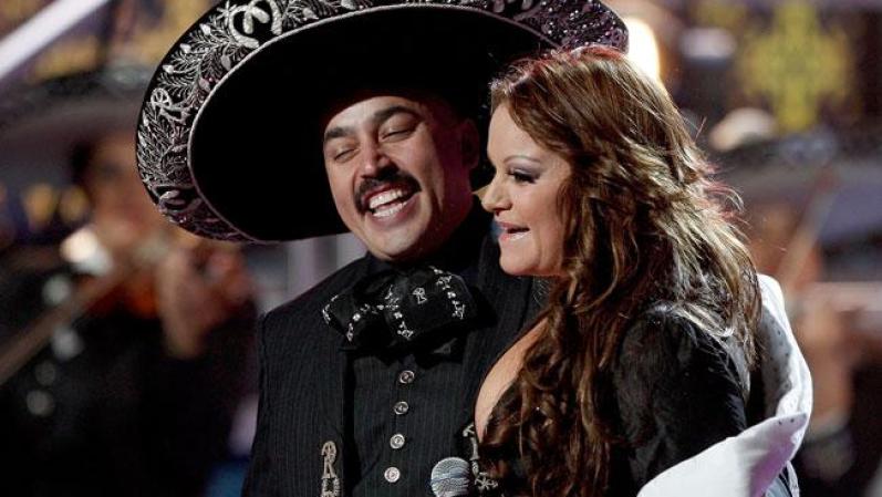La cantante mexicana Jenni Rivera (en la foto con su hermano Lupillo) muere el 9 de diciembre del 2012 al caer la avioneta en la que viajaba sobre un paraje del estado mexicano de Nuevo León. Otras seis personas perdieron la vida en el accidente.