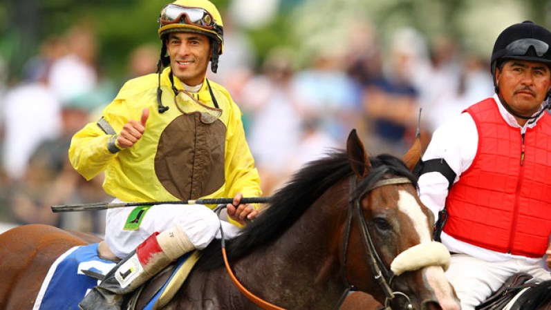 John Velázquez, de Puerto Rico, ha sido una estrella de la equitación por los pasados 15 años. Competirá sobre el caballo Intense Holiday.