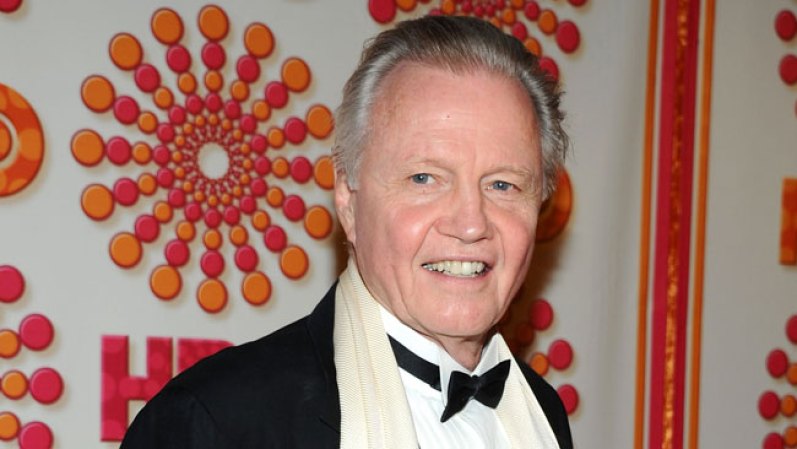 Jon Voight. ¿De quién crees que Angelina Jolie heredó ese sex-appeal y esos bellísimos ojos? ¿Sería de su padre, este respetado actor que además es un apuesto setentón? Fecha de nacimiento: 29 de diciembre de 1938.