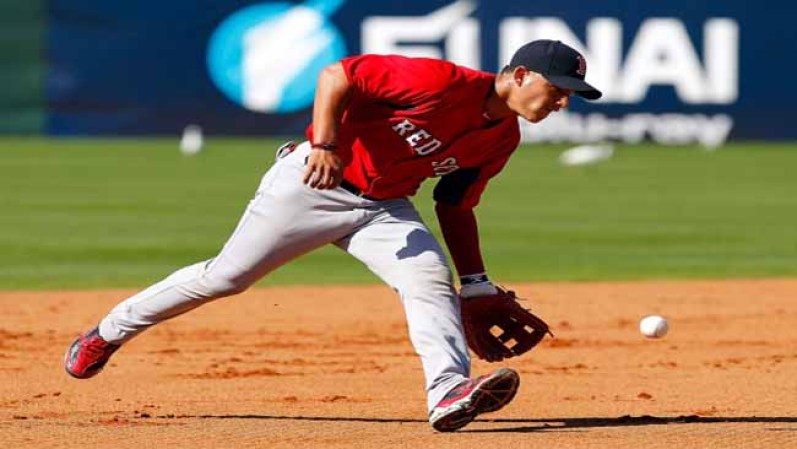 Jose Iglesias #10 de los Medias Rojas Boston. Shortstop. gana esta temporada $2,062,500 de dólares.Nombre completo : Jose Antonio Iglesias. Nació: 1/5/1990 en La Habana, Cuba.Jugó al inicio de la temporada en seis partidos con Boston, bateó para 450, con tres anotadas y una impulsada. Lo enviaron a las menores, al Triple-A Pawtucket, para ceder su lugar a Stephen Drew, que salió de la lista de lesionados. Está llamado a convertirse en uno de los grandes peloteros del club y de las mayores por sus buenas manos y su excelente bateo.