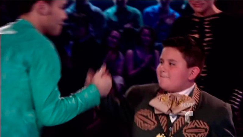 Vestido de charro, el menor de los hermanos, Juan Manuel, comenzó con “Que te vaya bien” y conquistó a Team Royce.