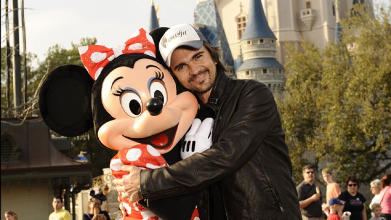 ABRIL 3, 2013 - Ir al popular Disney World no es sólo una diversión para los niños del mundo, es también para las estrellas que buscan esparcimiento junto a sus seres queridos. En la foto: el reconocido cantante y compositor colombiano, Juanes.