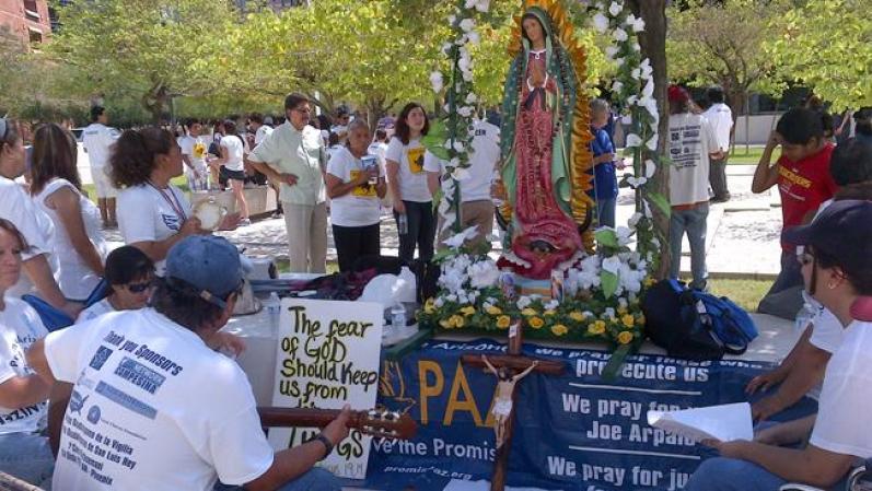 La comunidad en las afueras de la corte dónde se celebra el juicio.