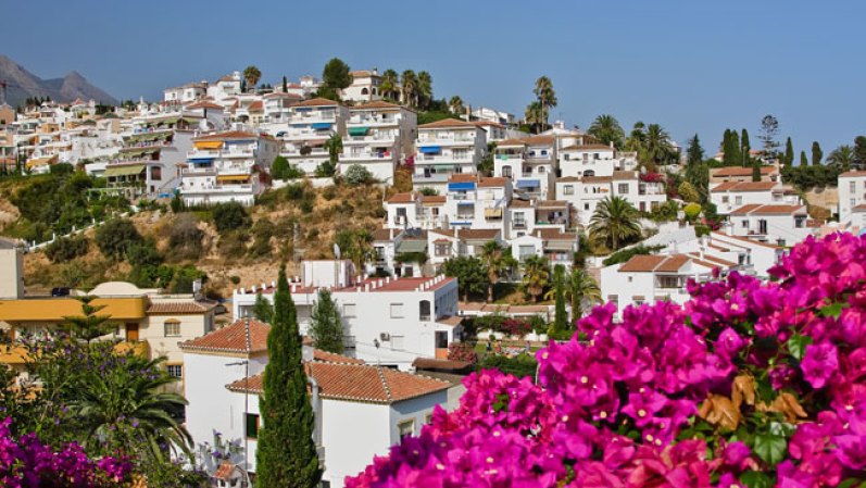 Júzcar, España. Esta es una parada obligada de la famosa "ruta de los pueblos blancos de Andalucía". Las fachadas en ese tono cambiaron a azul, cuando los productores de Hollywood preguntaron a los residentes si cambiarían el color para grabar la película, Los Pitufos3D. La afluencia de turistas fue tal, que decidieron no volver al blanco original, nunca jamás.
