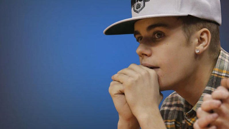 La policía sueca dijo que encontró una pequeña cantidad de droga y un arma de aturdimiento a bordo de un autobús de gira usado por el astro pop canadiense Justin Bieber.