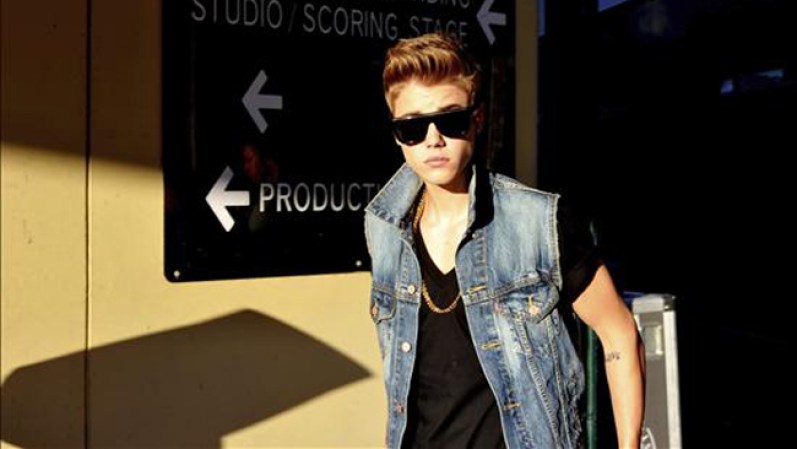 Justin Bieber volvió a ser noticia en abril del 2013 cuando escribió en el libro de visitas de la casa de Ana Frank en Amsterdam que “con algo de suerte” también ella hubiese sido una fan suya.