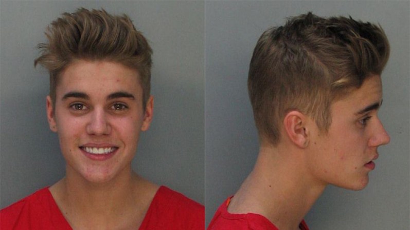 Justin Bieber fue arrestado el 01/23/14 acusado de: DRIVING UNDER THE INFLUENCE