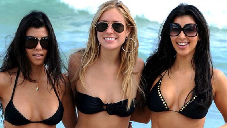 Disfrutando la vida en la playa con una de sus hermanas y una amiga.