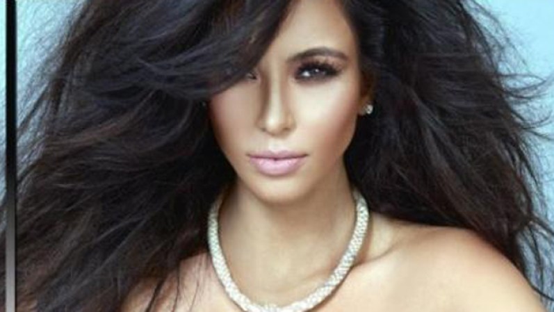 La bella Kim también es muy polifacética, justo lanzó su debut como cantante con el sencillo "Jam (Turn It Up)" a principios de marzo del 2011.