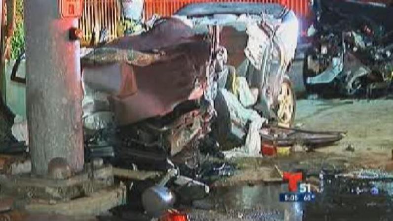 Dramático accidente en Kendall. Un auto plateado se llevó la luz roja e impactó a un auto negro. Hay 4 heridos.