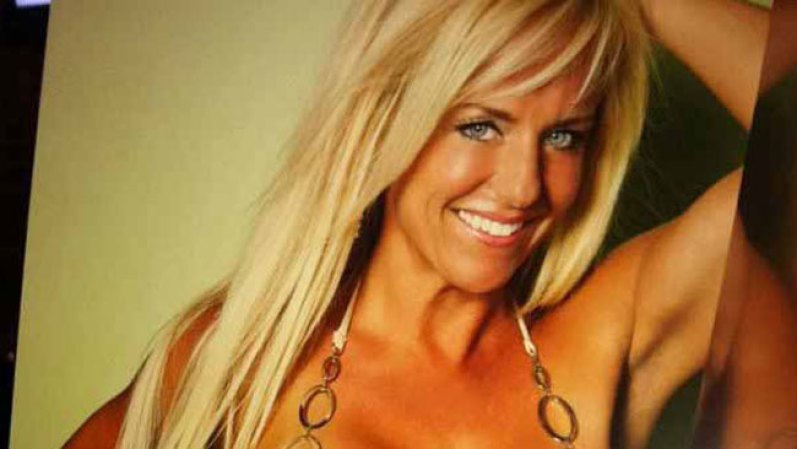 Laura Vikmanis es una bella porrista del equipo de los Cincinnati Bengals de la NFL que, a pesar de su edad, mueve sus caderas como una adolescente.