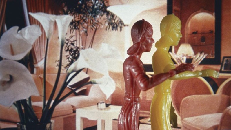 Laurie Simmons: "Coral Living Room with Lilies", 1983.
