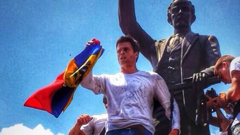18 DE FEBRERO, 2014 - Leopoldo López le habla a los manifestantes junto a la estatua de José Martí. A las 12 del mediodía, Lopez se subió junto a la estatua de José Martí enarbolando una bandera venezolana para hablarle a los manifestantes en Chacaito.