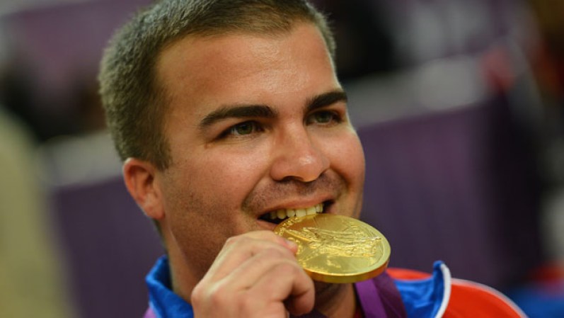 Leuris Pupo celebra la medalla de oro con el tradicional mordisco.