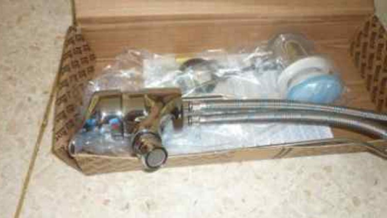 Llave de bidet c/ latiguillos Roca NUEVA $40. Ivonne, 271-7831
