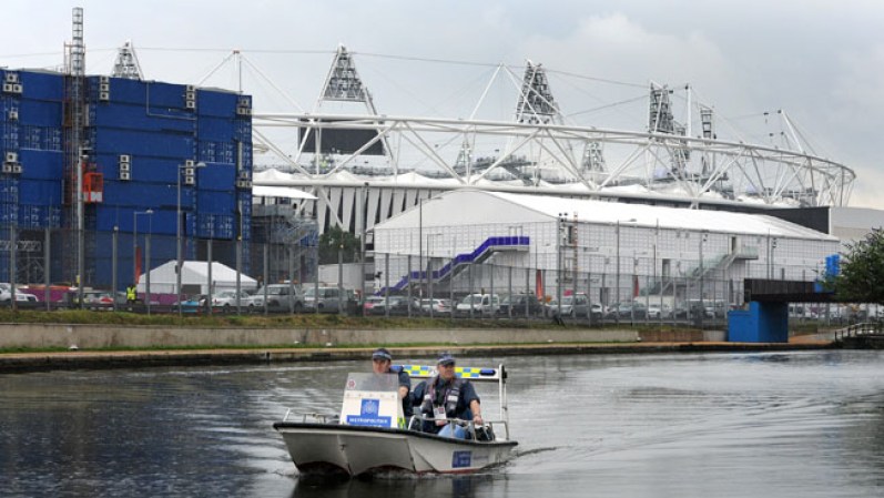 Una unidad marina de la policía metroplitana de Londres vigial el estadio olímpico.
