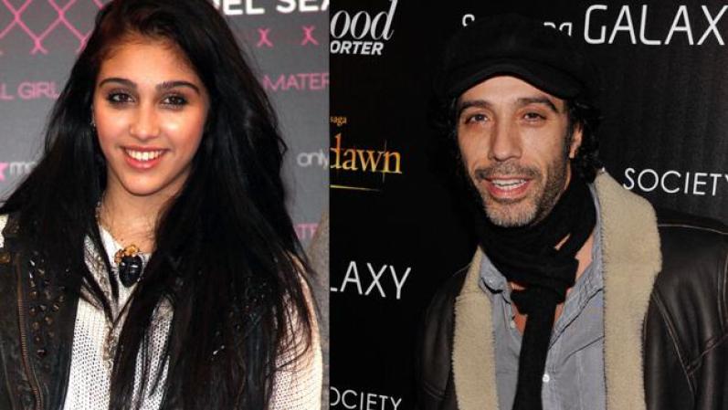 Lourdes Leon y su padre Carlos Leon. Lourdes se queja de que su padre es muy estricto y la sermomea sobre su noviazgo.
