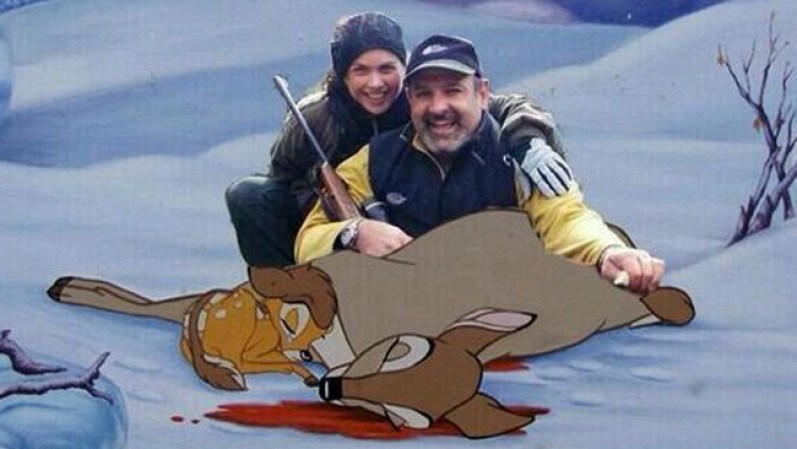 ENERO 2014: Se publicaron fotos de la cantante donde se le ve presuntamente cazando animales, provocando sorpresa e indignación en muchos. Aquí las imágenes que mezclan el buen humor con el coraje popular.