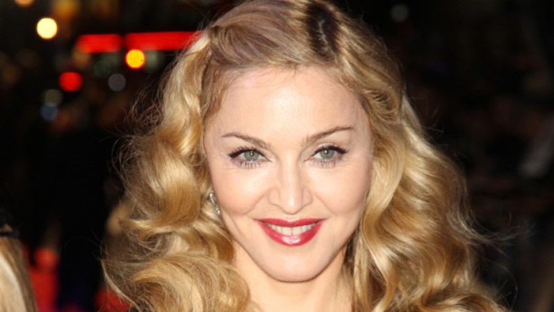 Madonna: La cantante ha tenido una fuerte influencia de Marilyn Monroe desde temprano en su carrera. En el vídeo de la canción “Material Girl”, de 1985, la intérprete imita a Marilyn en la canción “Diamonds Are a Girl’s Best Friend” de la película “Gentlemen Prefer Blondes”, de 1953.