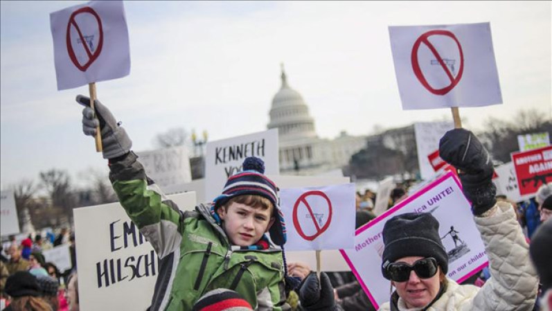 23 DE ENERO DE 2013: El presidente estadounidense, Barack Obama, anunció órdenes ejecutivas para endurecer el control de armas, entre ellas la prohibición de comercializar armas de asalto, la exigencia de comprobación de antecedentes criminales para todas las ventas y aumentar la cobertura médica en salud mental.<br /><br /><br /> Obama anuncia plan de control de armas <br />