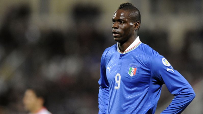 Mario Balotelli es un futbolista italiano de ascendencia ghanesa. Es delantero y juega para el Club Atlético de Milán, de Italia.