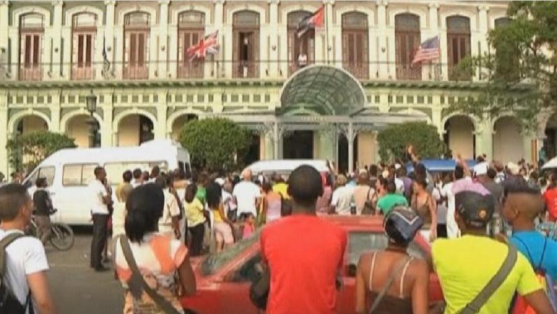 La población de La Habana espera la salida de Beyonce del hotel donde se hospeda.