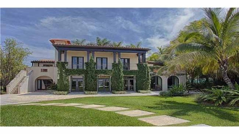 Se ubica en un terreno doble que abarca 43 mil por 170 pies en la bahía de Biscayne.