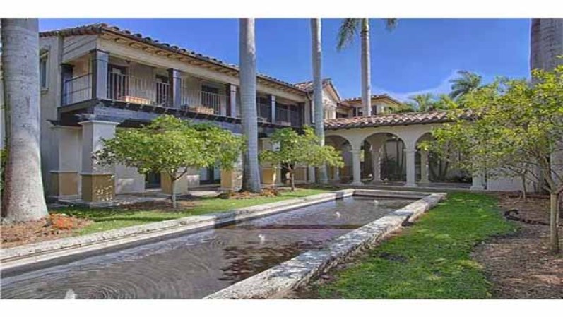 La mansión tiene una terraza privada en la suite principal, un spa, baño principal, una terraza en la azotea y una casa de huéspedes de dos dormitorios.