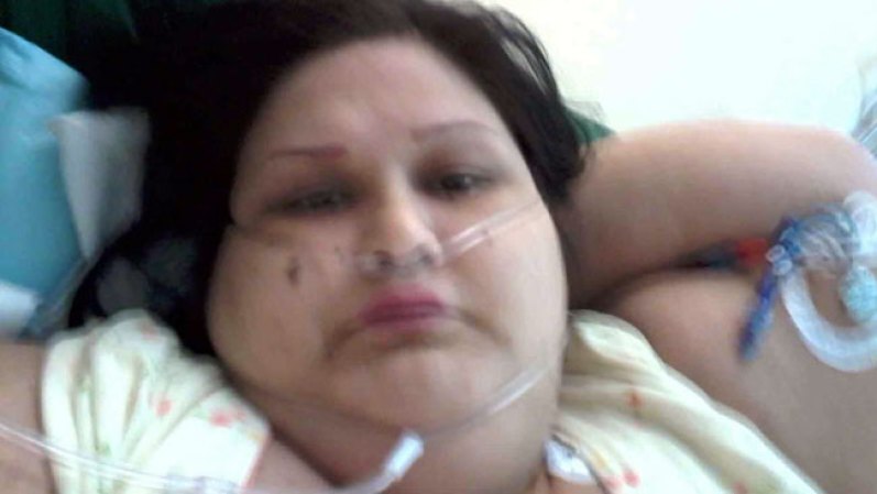 La madre de Eliseo Jr., de acuerdo a investigaciones, maltrató al menor en reiteradas ocasiones. Un cepillo era su mejor arma para golpearlo sin cesar en brazos, piernas y hasta en la cabeza. En la foto: Mayra Rosales sufrió de neumonía, fue trasladada al hospital con la ayuda de 10 hombres y una ambulancia.