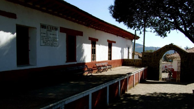 Zirahuén está a pocos minutos de distancia de Morelia, así que todo residente o turista puede disfrutar de este pueblo ya sea en viaje "de ida y venida" o para relajarse durante un fin de semana.