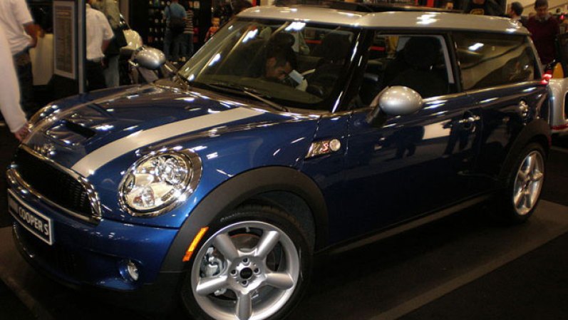 El nuevo milenio significó la verdadera nueva generación del Mini. Por primera vez el auto ha sido modificado en su totalidad, pero cuidando siempre el espíritu del modelo original. En la foto: El Mini Cooper es modelo 2009, clásico. Azul, con detalles en blanco. Fue fotografiado en el Auto Show de San Francisco, en 2008.