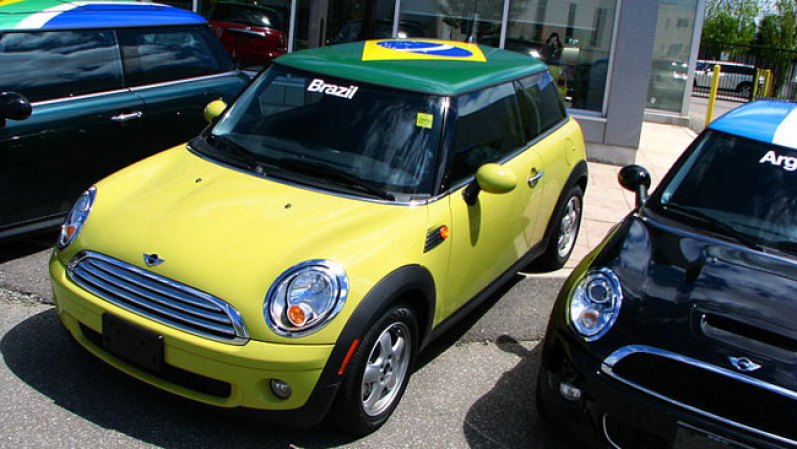 En el 2002, la versión S era un 1.6 litros capaz de andar hasta los 218 km/h, causando furor entre los antiguos y nuevos fanáticos. En la actualidad, el nuevo Mini Cooper tiene el respaldo de BMW, con lo que se asegura un largo futuro. Un digno representante de uno de los autos más populares de la historia. Esta versión del Mini Cooper está inspirado en la Copa del Mundo. Cada vehículo trae en el techo la bandera del país del conductor.