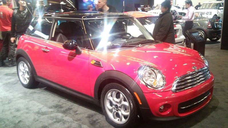 Este es el Mini Cooper 2012, clásico. Fue fotografiado en el Auto Show Internacional, de Montreal, Canadá.