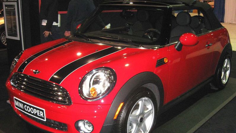 Así, el 26 de agosto de 1959, la British Motor Corporation por fin lanzó al mercado el Austin Seven y el Morris Mini Minor, o simplemente Mini. En la foto: Un Mini Cooper del 2010.