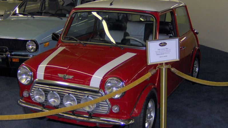 Este es el Clásico, Mini Cooper de 1963. Luego de varias presentaciones, donde el pequeño auto obtuvo las más diversas opiniones, un ingeniero llamado John Cooper presentó un proyecto a Issigonis para adaptar al Mini un motor deportivo.